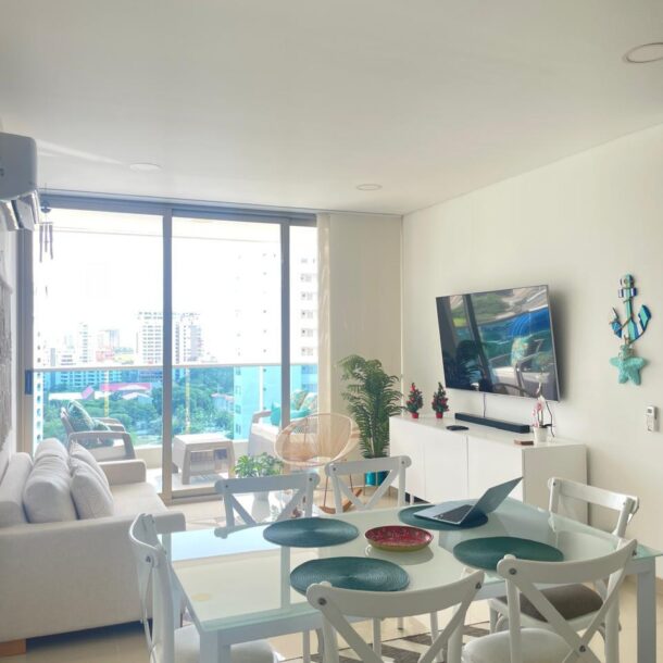 Espacio de sala comedor del apartamento turístico en Santa Marta desde otro ángulo