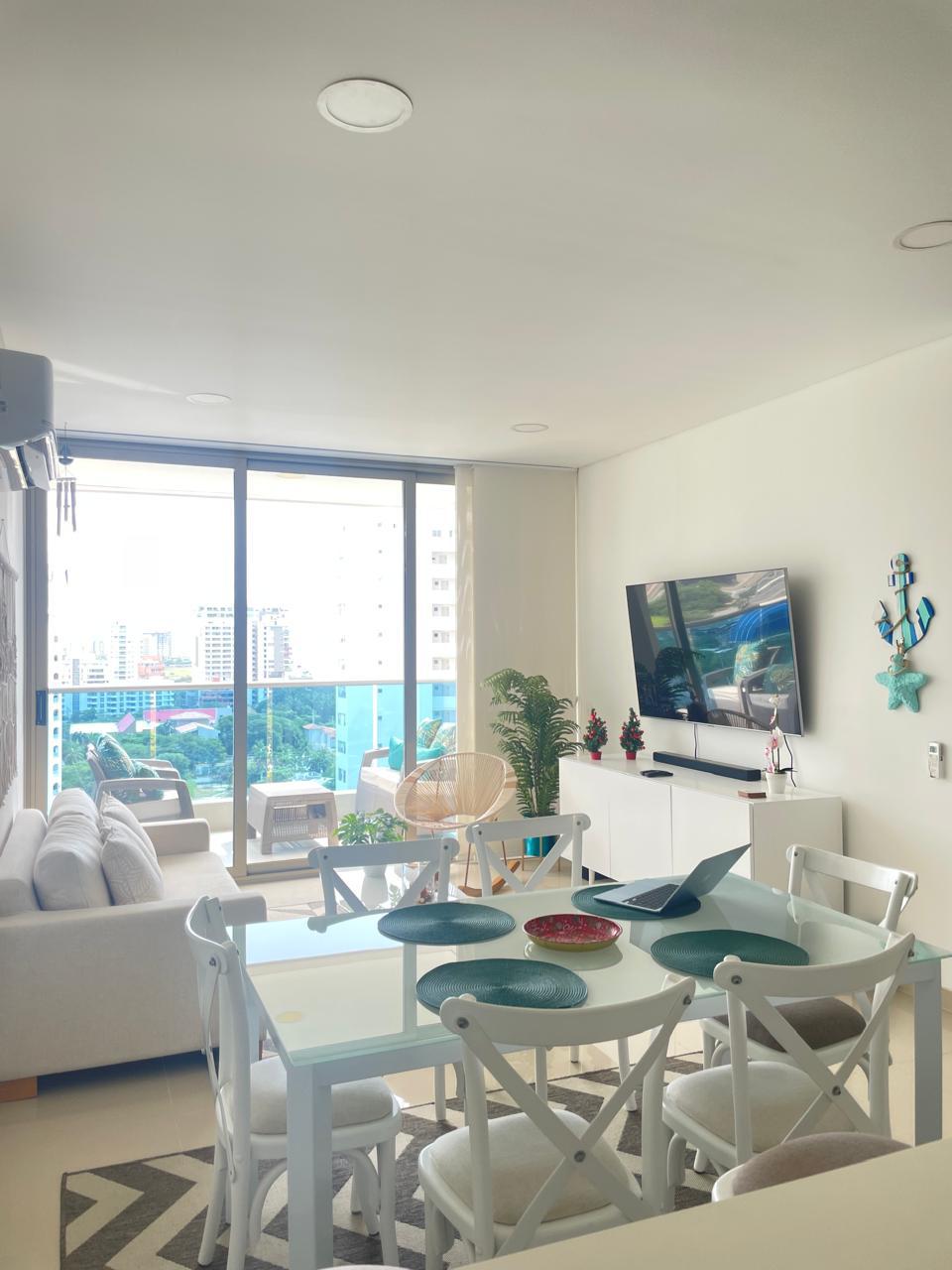 Espacio de sala comedor del apartamento turístico en Santa Marta desde otro ángulo